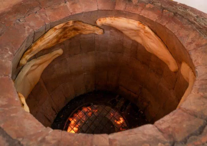 Cận cảnh bánh mì Shoti của Georgia được nướng trong lò gạch truyền thống bị xé nát, tandoor