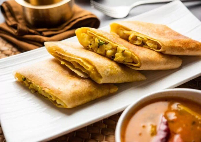 Cut Masala dosa hay Spring dosa là một món ăn Nam Ấn được phục vụ với sambhar và tương ớt dừa.