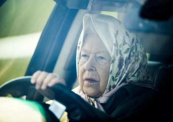 Nữ hoàng không có bằng lái (Ảnh: Internet)