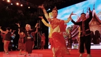 Hàng ngàn du khách và người dân Hội An cổ vũ nghệ sĩ Lào biểu diễn nghệ thuật