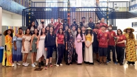 Học sinh trung học Brazil biểu diễn chương trình văn nghệ về Việt Nam