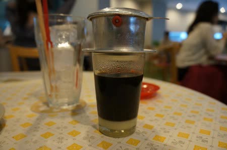   Khách Tây kết hợp uống cà phê chuẩn Việt: Cốc nước đẹp đến cạn nước!  - Ảnh 4.