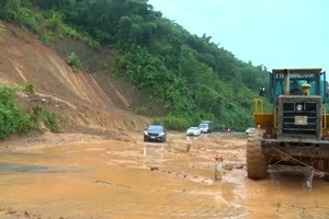 Quốc lộ 7 đoạn qua dốc Chó, huyện Con Cuông làm mưa lớn