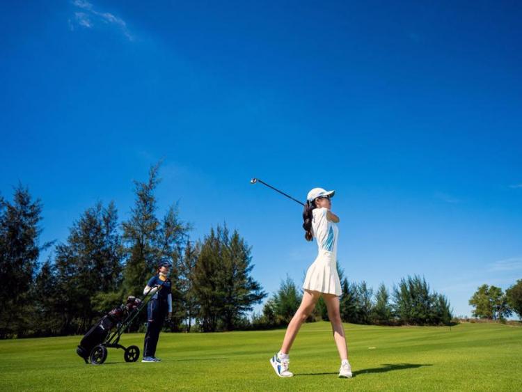 Du lịch golf: “Mỏ vàng“ khai thác tự do